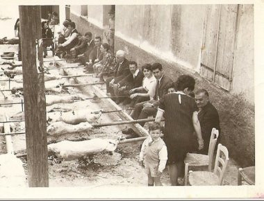 Δείτε ιστορικές φωτογραφίες από το ελληνικό Πάσχα της περιόδου 1930-1960